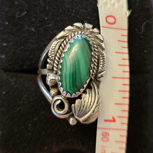 Vintage Navajo sterling silver ring with a malachite stone - Picture 6 of 8